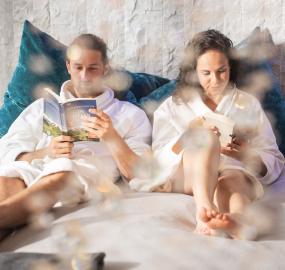 Paar entspannt im Bademantel im Gartenhotel Moser - 