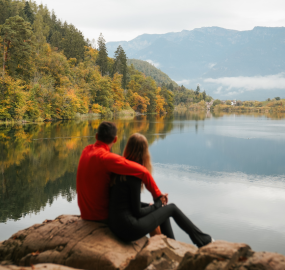 Herbstliche Landschaft mit Blick vom Gartenhotel Moser auf Berge und Fluss - 